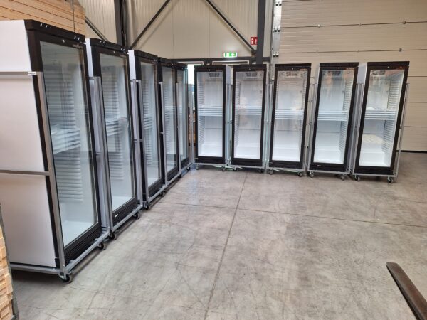 Glasdeurkoelkast glasdeurkoeling groot 368 liter inhoud met ledverlichting wit nieuw.