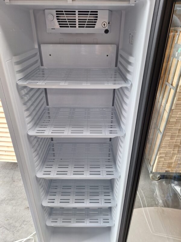 Glasdeurkoelkast glasdeurkoeling groot 368 liter inhoud met ledverlichting wit nieuw.